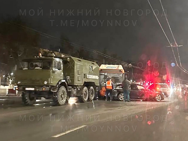 Image for Массовая авария с автобусом произошла на улице Коминтерна в Сормове 4 февраля