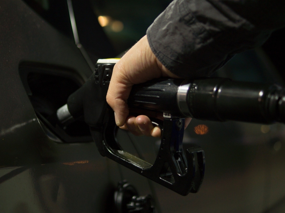 Image for 732 литра бензина можно купить на среднемесячную зарплату в Нижегородской области