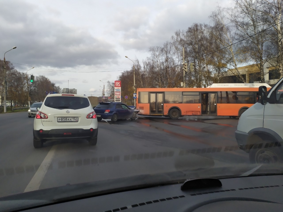 Иномарка въехала в автобус с пассажирами в Нижнем Новгороде