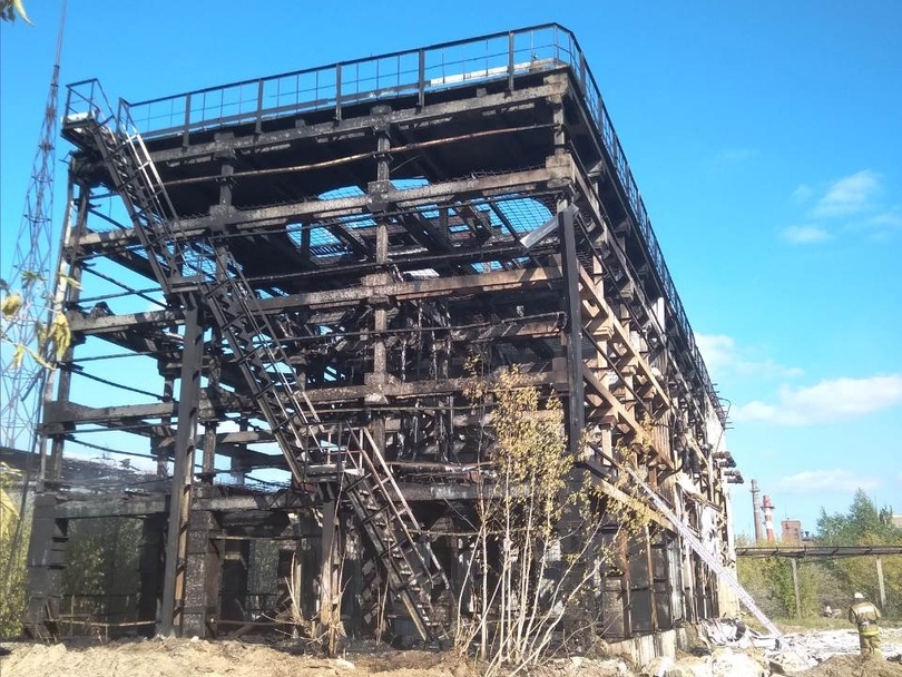 В крупном пожаре на заводе в Дзержинске пострадали два человека