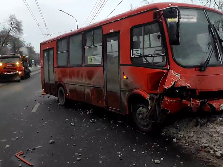 Image for Два человека пострадали в ДТП с автобусом Т-13 и «Ладой Грантой» в Нижнем Новгороде 