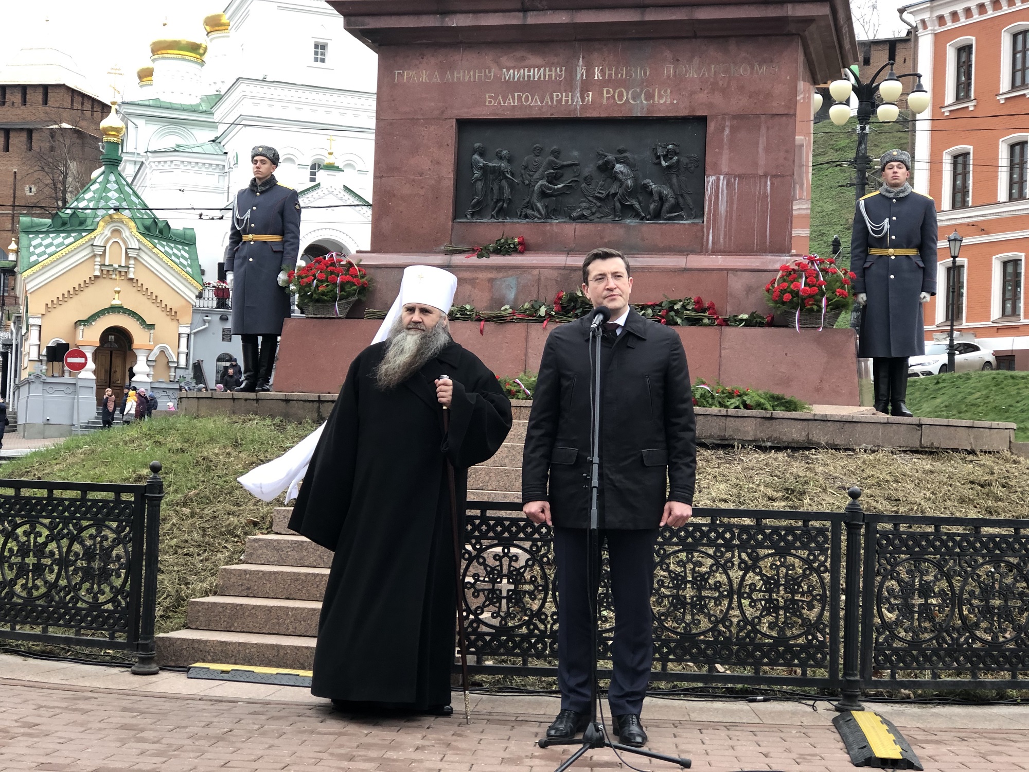 1 4 ноября москва. 4 Памятника Минину в Нижнем Новгороде. Президент возлагает цветы к памятнику Минина и Пожарского. Возложение цветов к памятнику Минину и Пожарскому 4 ноября 2019. Открытие памятника Минину и Пожарскому в Нижнем Новгороде.