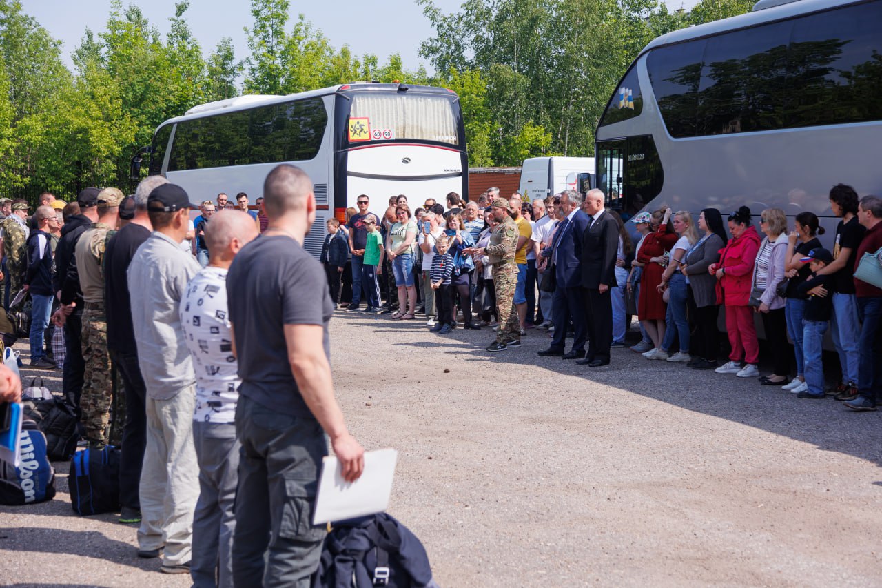 Добровольцы и контрактники отправились