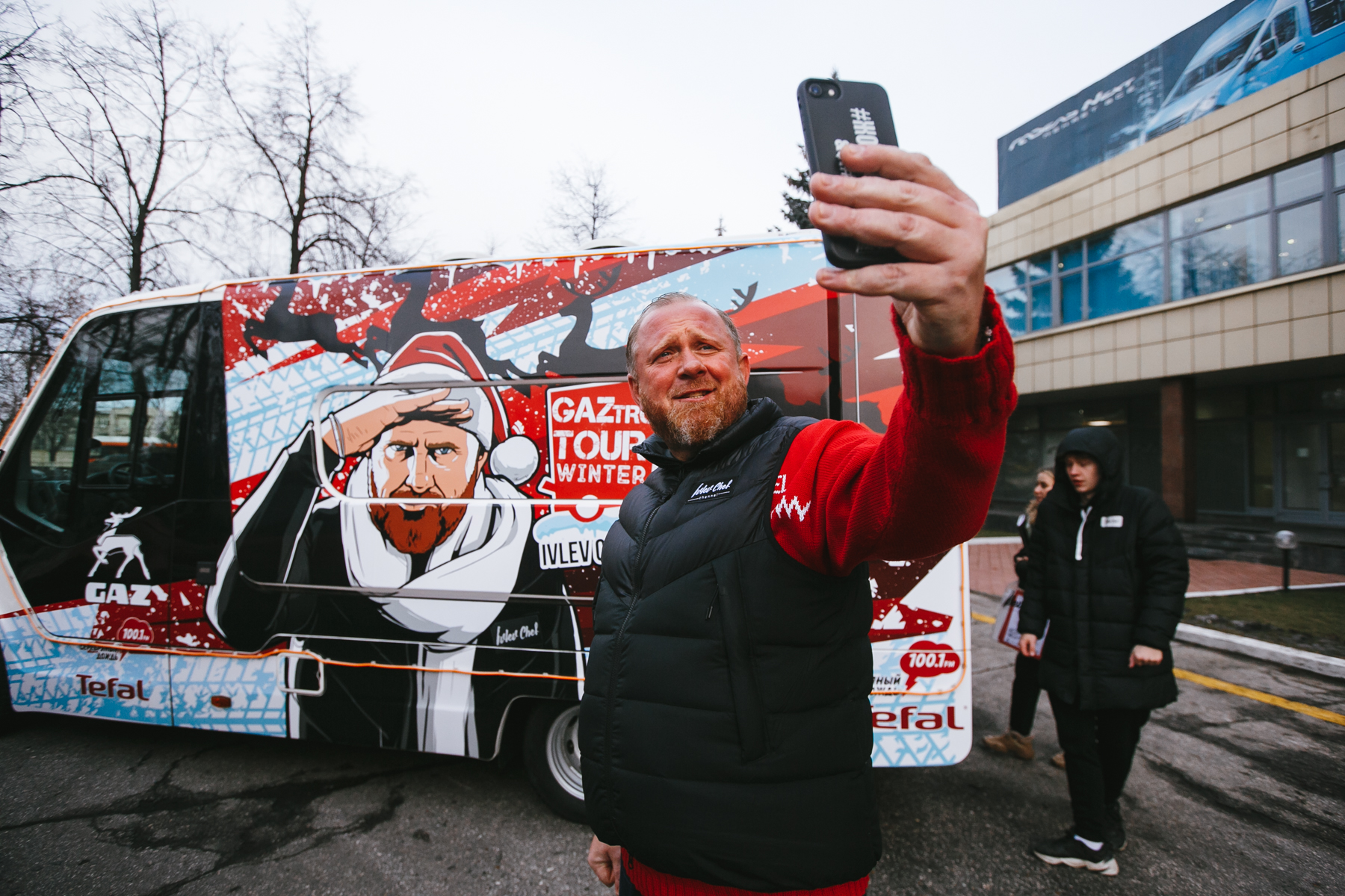 Константин Ивлев начал зимний GAZtro Tour в поисках идеальных оливье и  селедки под шубой | Открытый Нижний