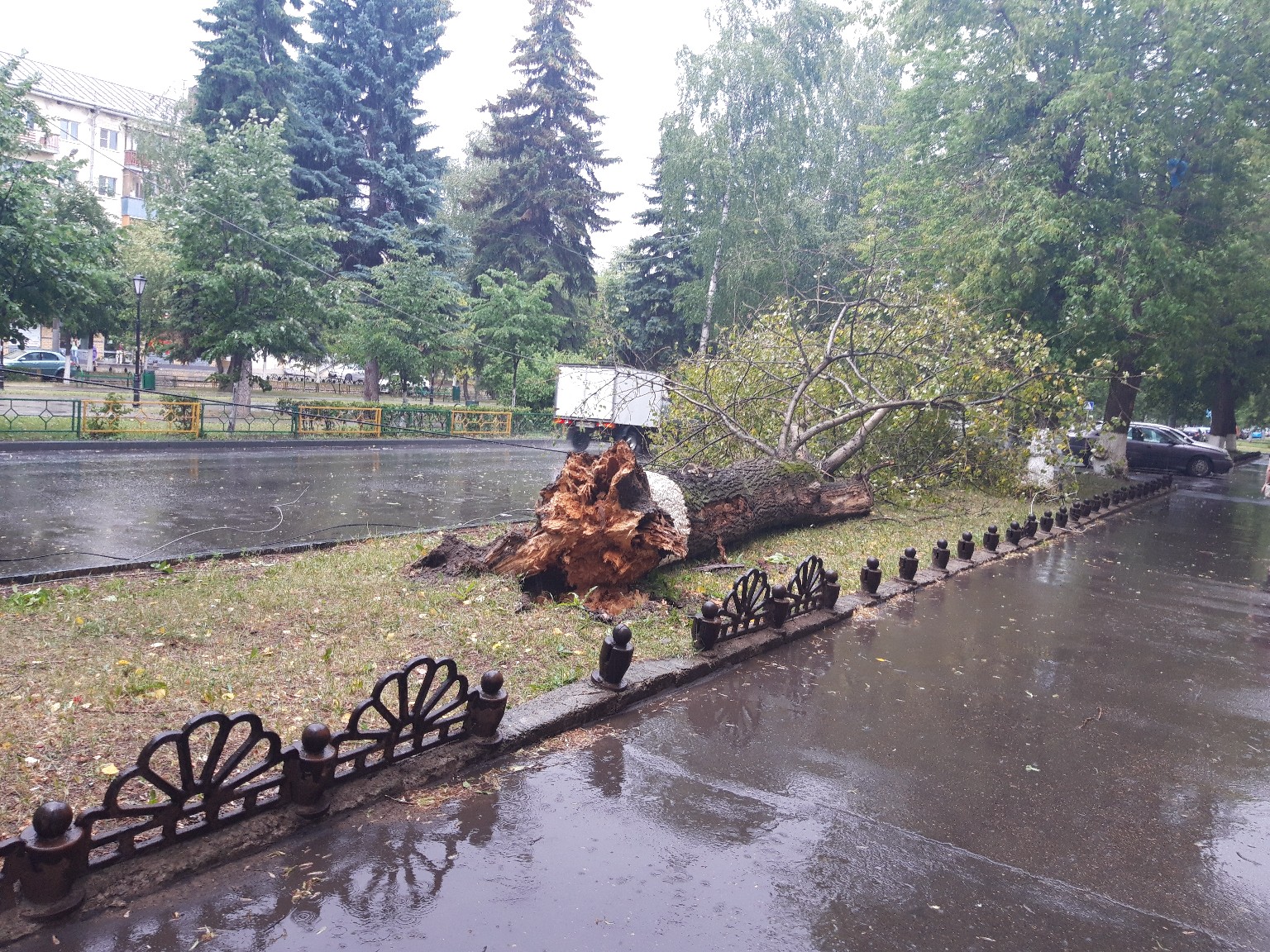 Нижний новгород буря. Ураган в Нижнем Новгороде. Сильный ветер в Нижнем Новгороде. Ураган 2019 Нижний Новгород. Ураган в Нижегородской области.