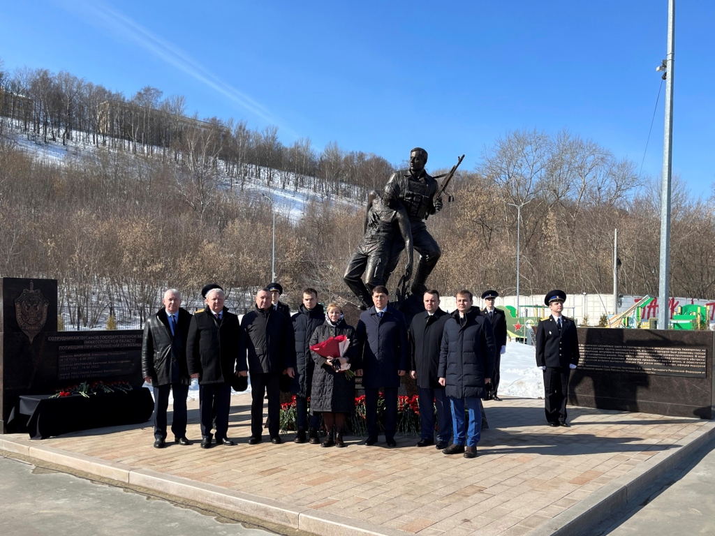 Сегодня в нижнем. Памятник погибшим сотрудникам ФСБ В Нижнем Новгороде. Памятник Победы. Открыт памятник. Памятник офицеры.