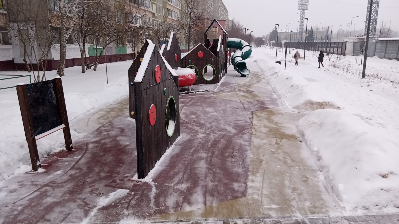 12 февраля рабочий. Уборка снега. Снегопад в городе. Снег фото. Снег в городе.