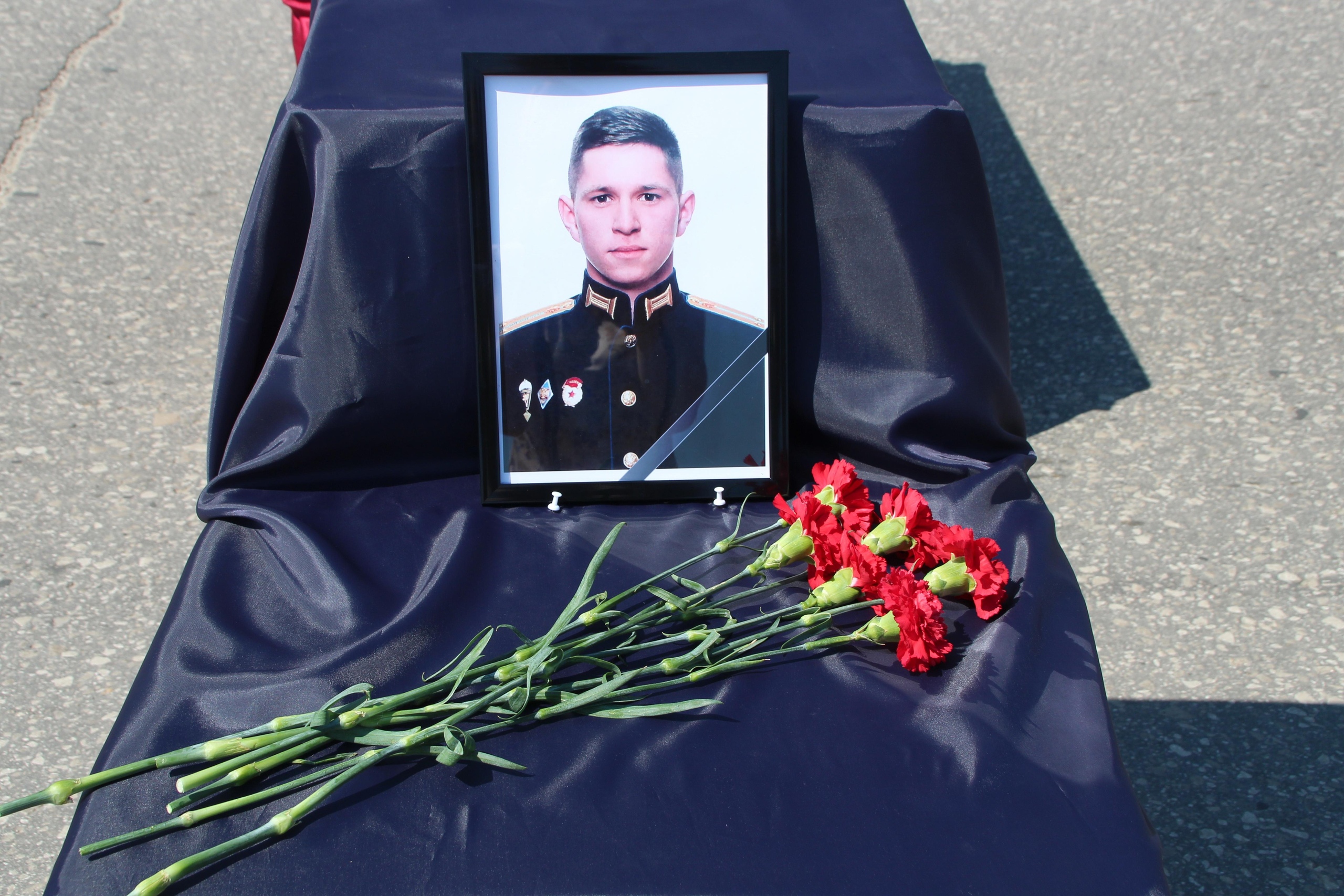 Если человек умер на сво. Похороны военнослужащего. Простились с погибшим Смирновым. Прощание с погибшим солдатом.