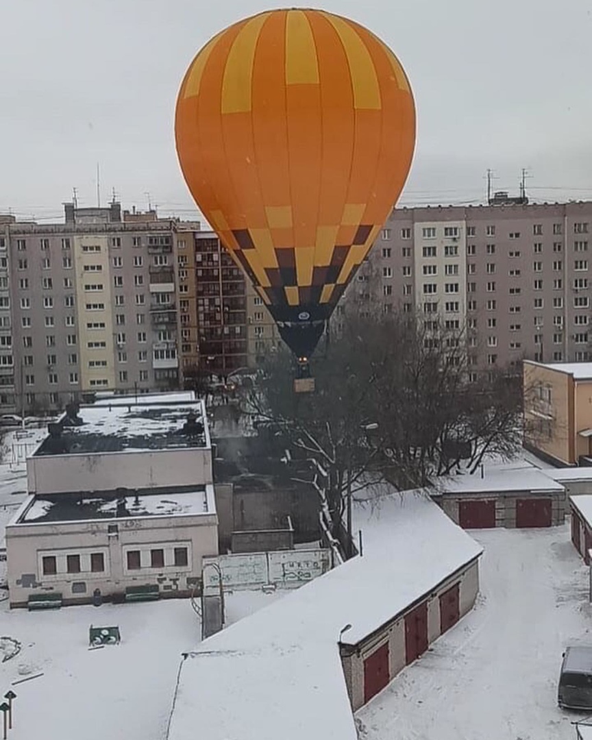 Шарик совершает. Воздушный шар приземлился на улице Нижний Новгород. Шар во дворе. Воздушный шар Нижний Новгород. Летающие шары Нижний Новгород.