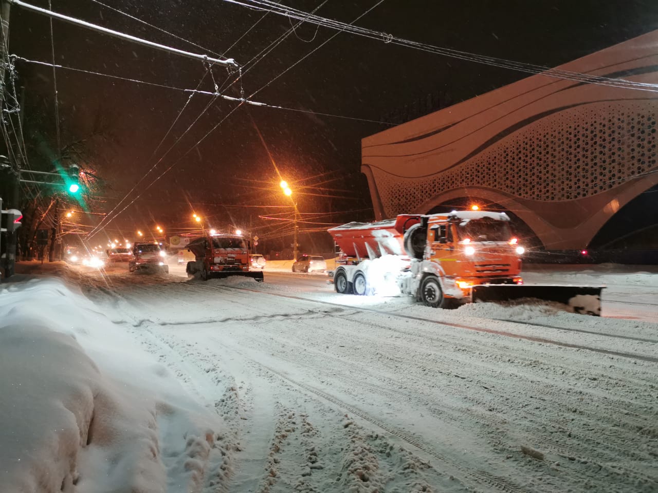 Снег в нижнем новгороде. Снегопад. Нижний Новгород снег. Сугробы Нижний Новгород. Нижний Новгород снег 2021.