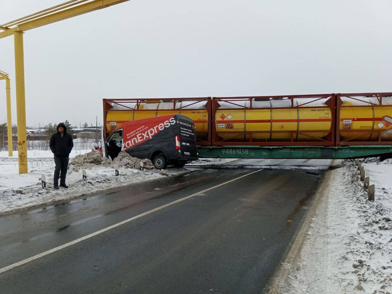 Ford Transit врезался в поезд с цистернами на Игумновском шоссе в Дзержинске  | 14.03.2023 | Нижний Новгород - БезФормата