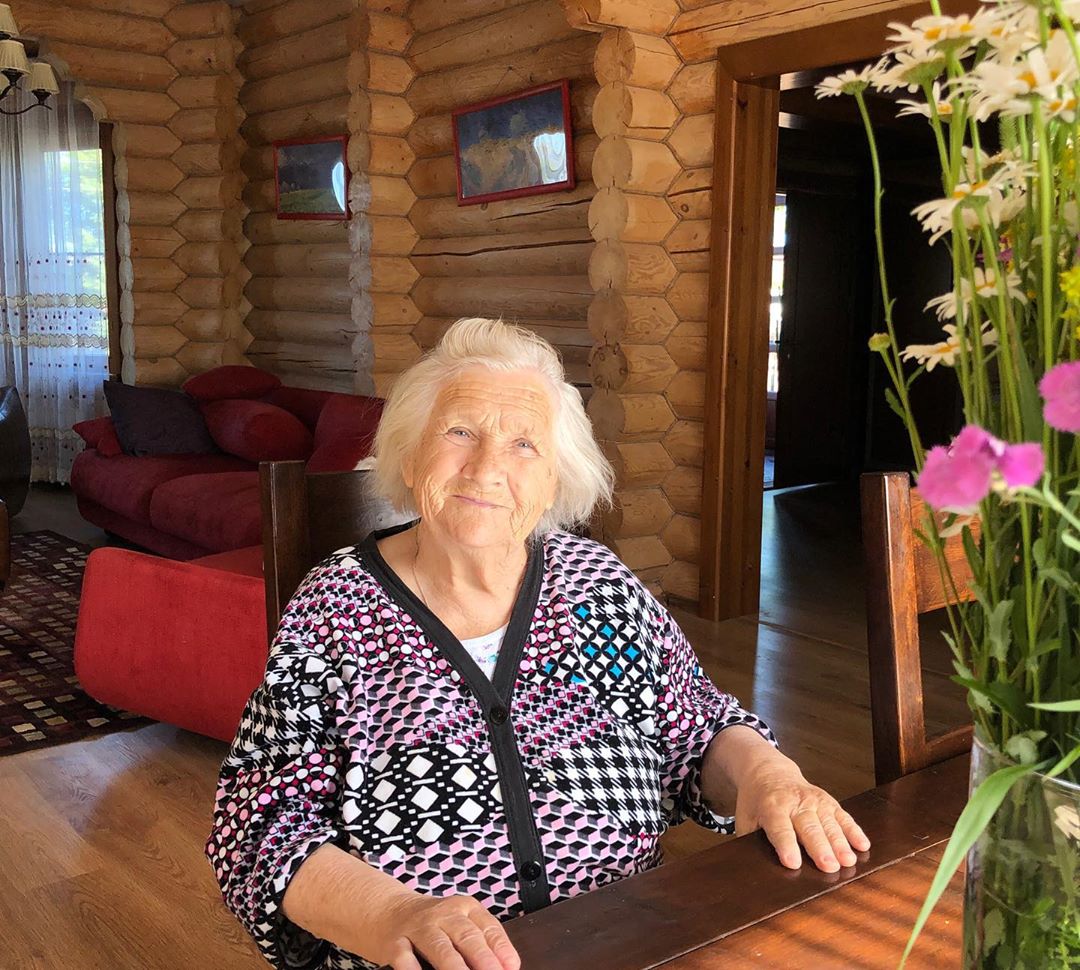Большегрудая бабушка. Старушка 90 лет. Бабуся 90 лет. 90 Летняя бабушка.