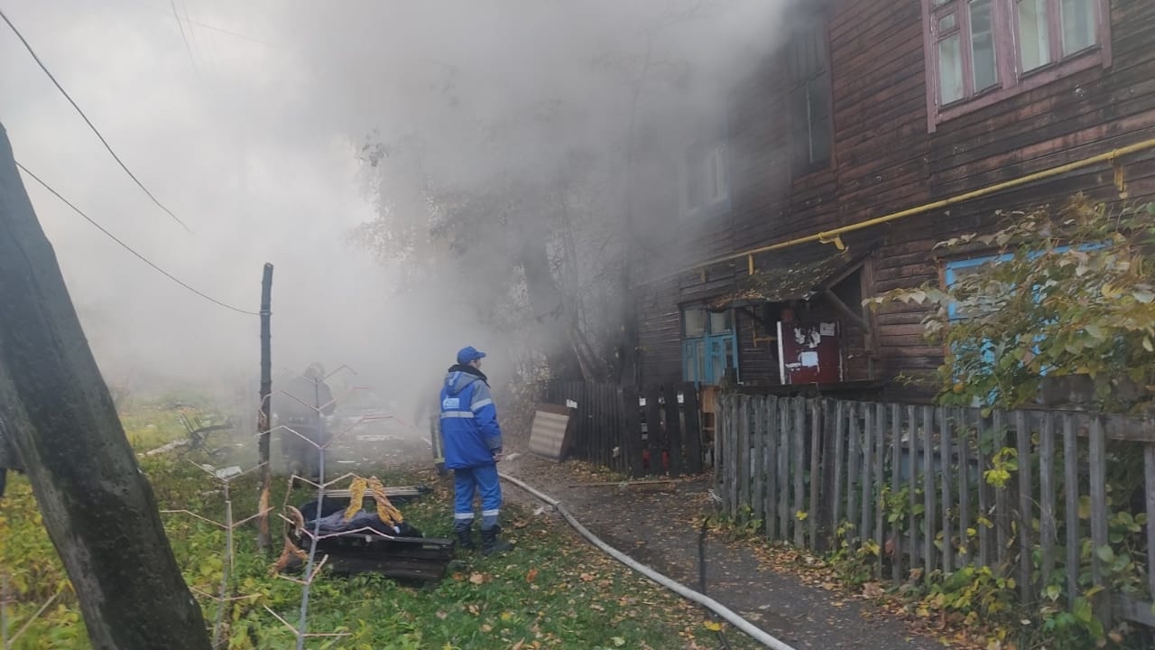 Пожар в двухэтажном жилом доме на Усиевича в Нижнем Новгороде ликвидирован  | 19.10.2021 | Нижний Новгород - БезФормата