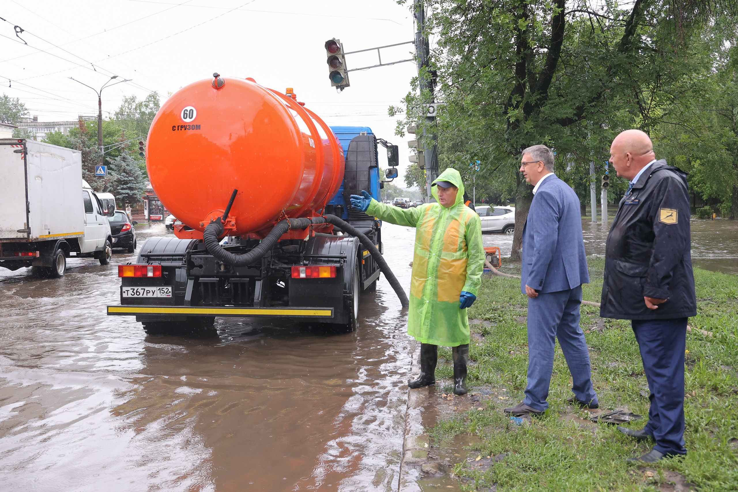 Администрации районов Нижнего Новгорода максимально задействуют технику для откачки  воды | Открытый Нижний