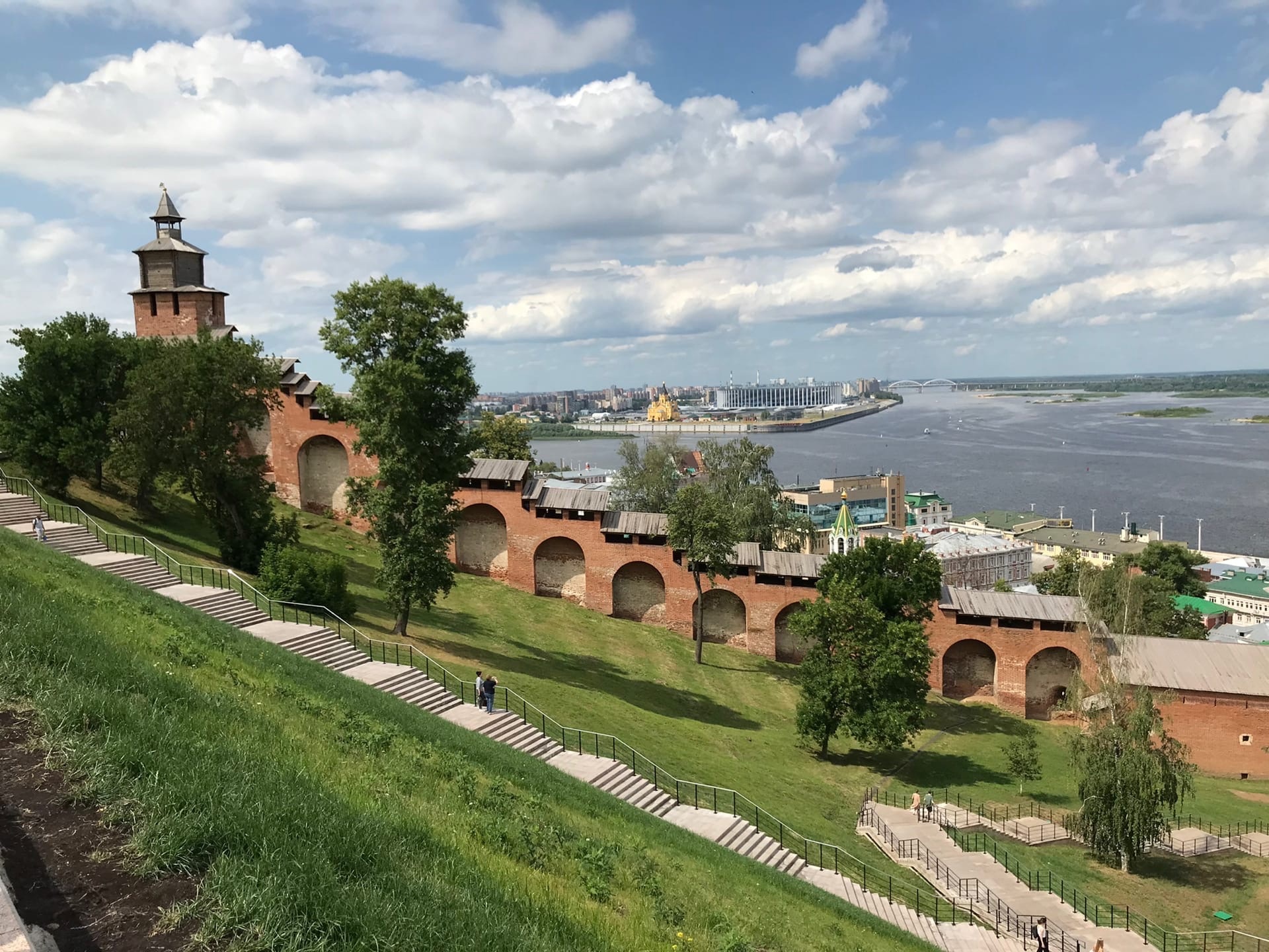 Открой нижний новгород. Виды Нижнего Новгорода. Нижний Новгород красивые фото. На набережной Нижний Новгород Сенная. Нижний Новгород пляж.