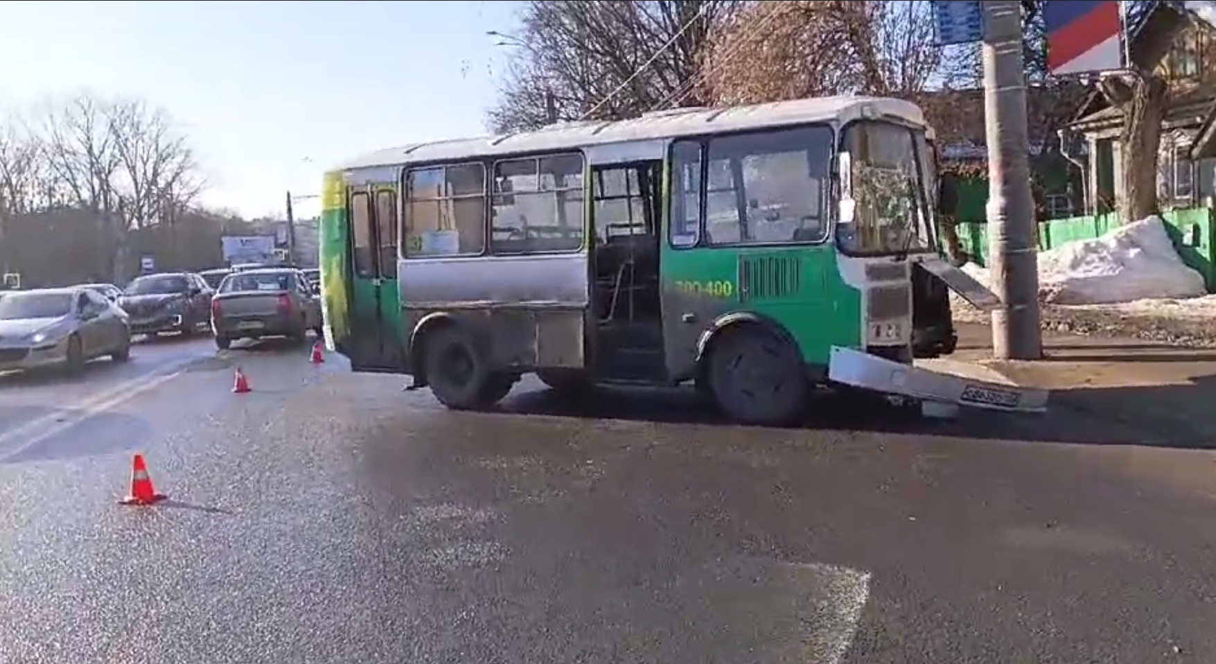 Маршрутка с пассажирами влетела в столб в Нижнем Новгороде | Открытый Нижний