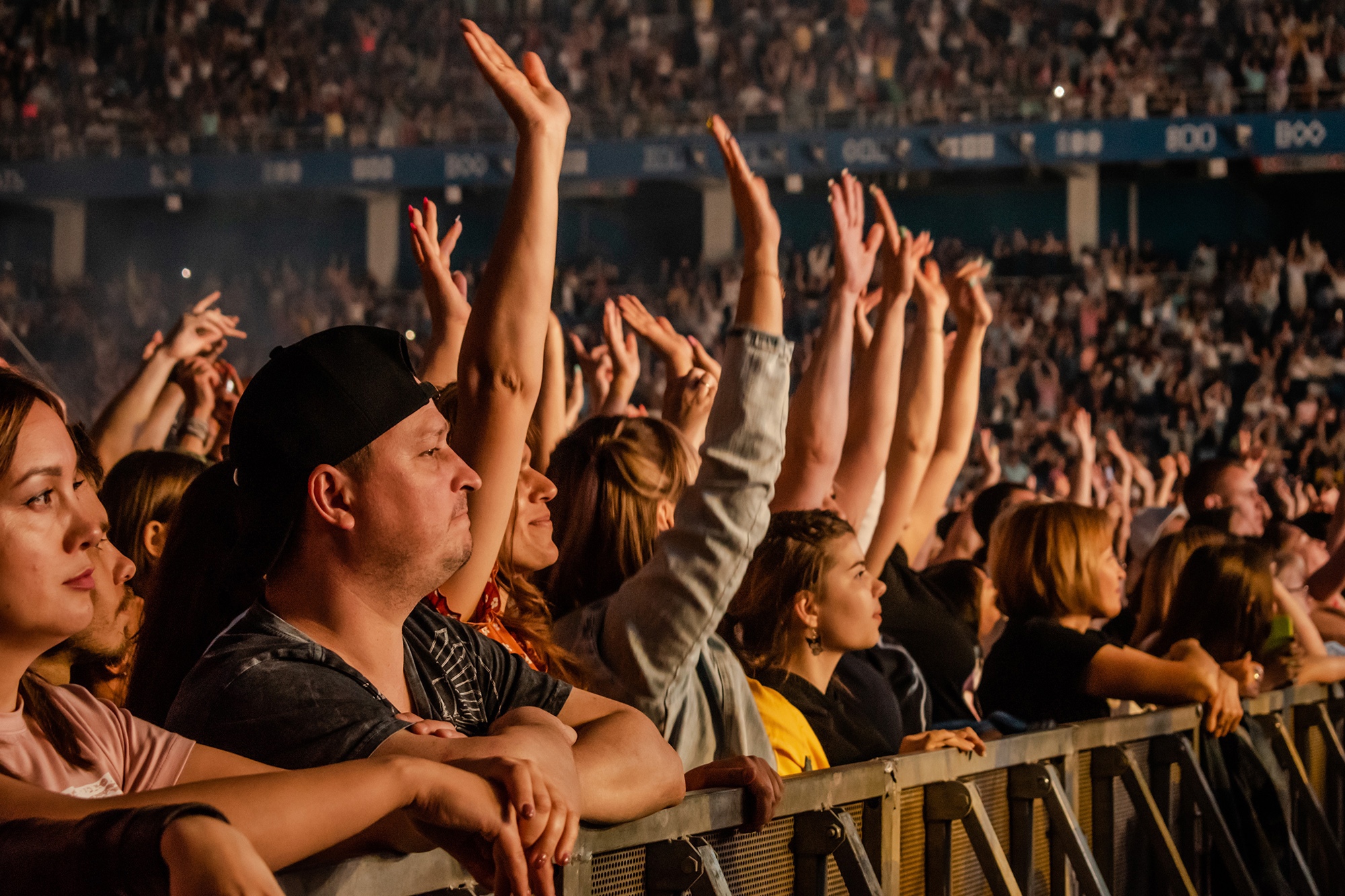 Руки вверх нижний новгород концерт купить билет. Зрители на концерте. Концерт руки вверх. Концерт руки вверх зрители. Концерт руки зрителей.