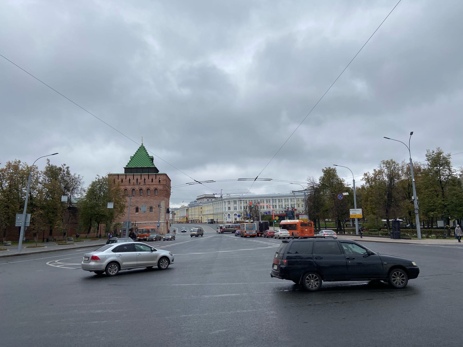 Открытый нижний. Площадь Минина и Пожарского Нижний Новгород. Площадь Минина сцена 2021. Площадь Минина и Пожарского спуск. Нижегородский Кремль.