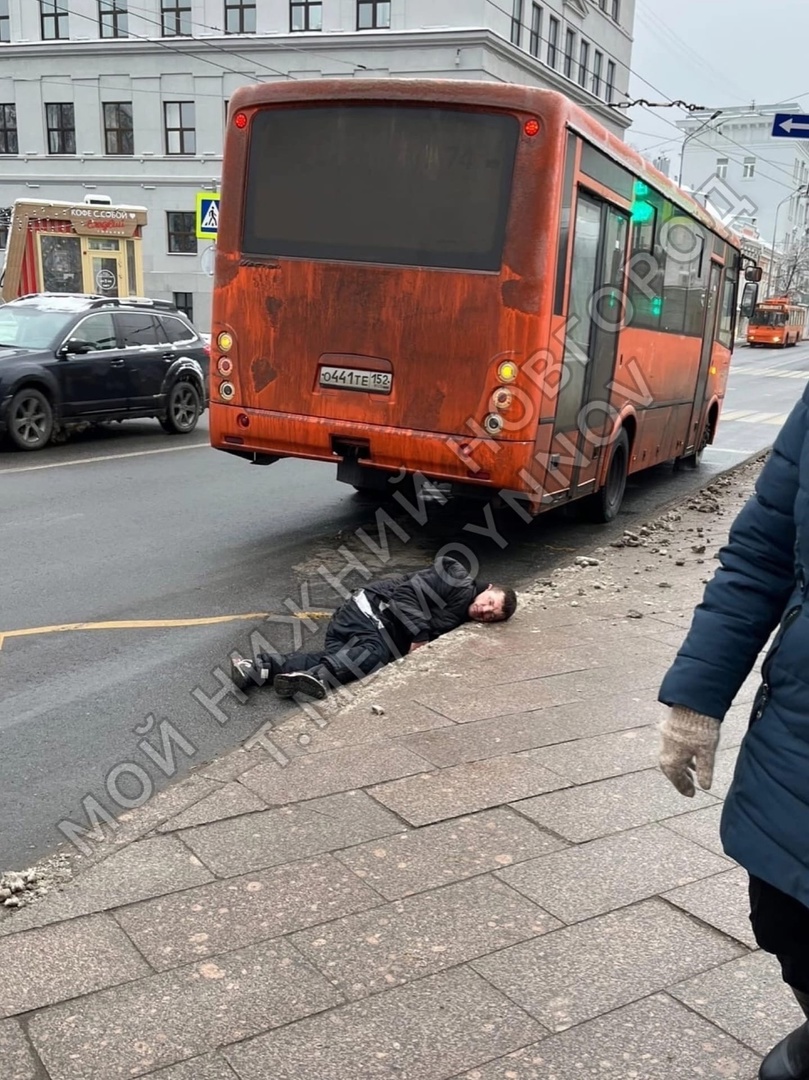 Пассажир выпал из маршрутки и ударился головой о тротуар в центре Нижнего  Новгорода | Открытый Нижний