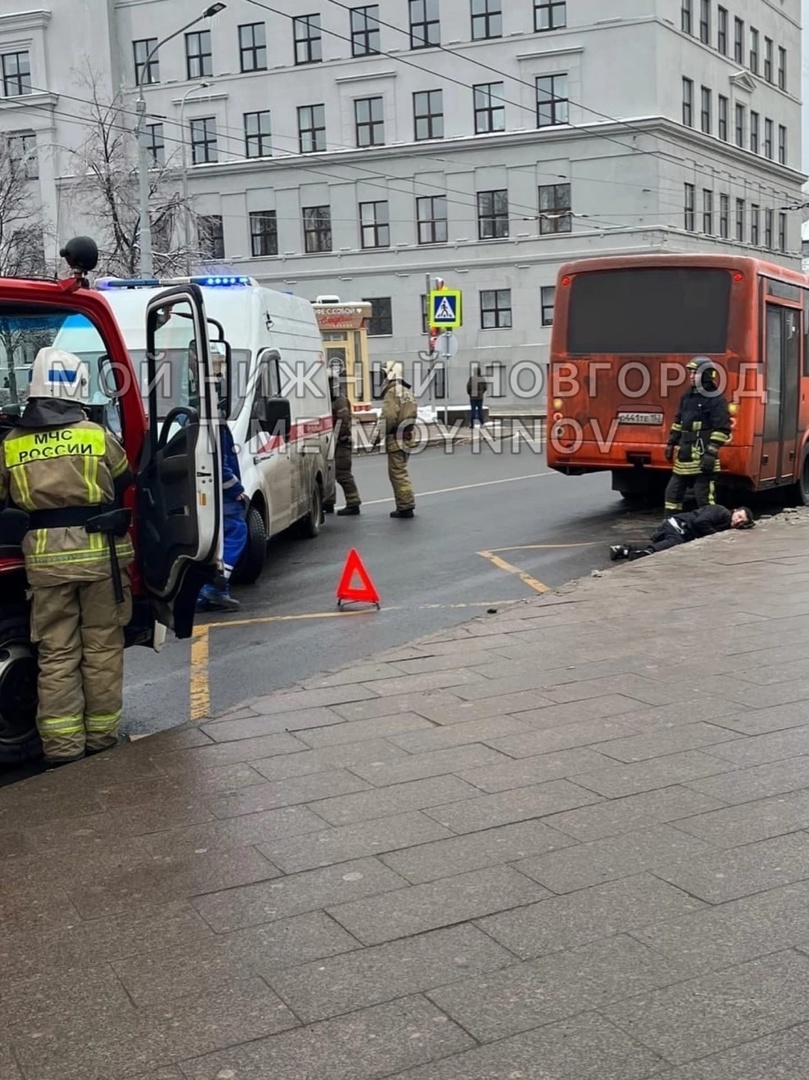 Пассажир выпал из маршрутки и ударился головой о тротуар в центре Нижнего  Новгорода | Открытый Нижний