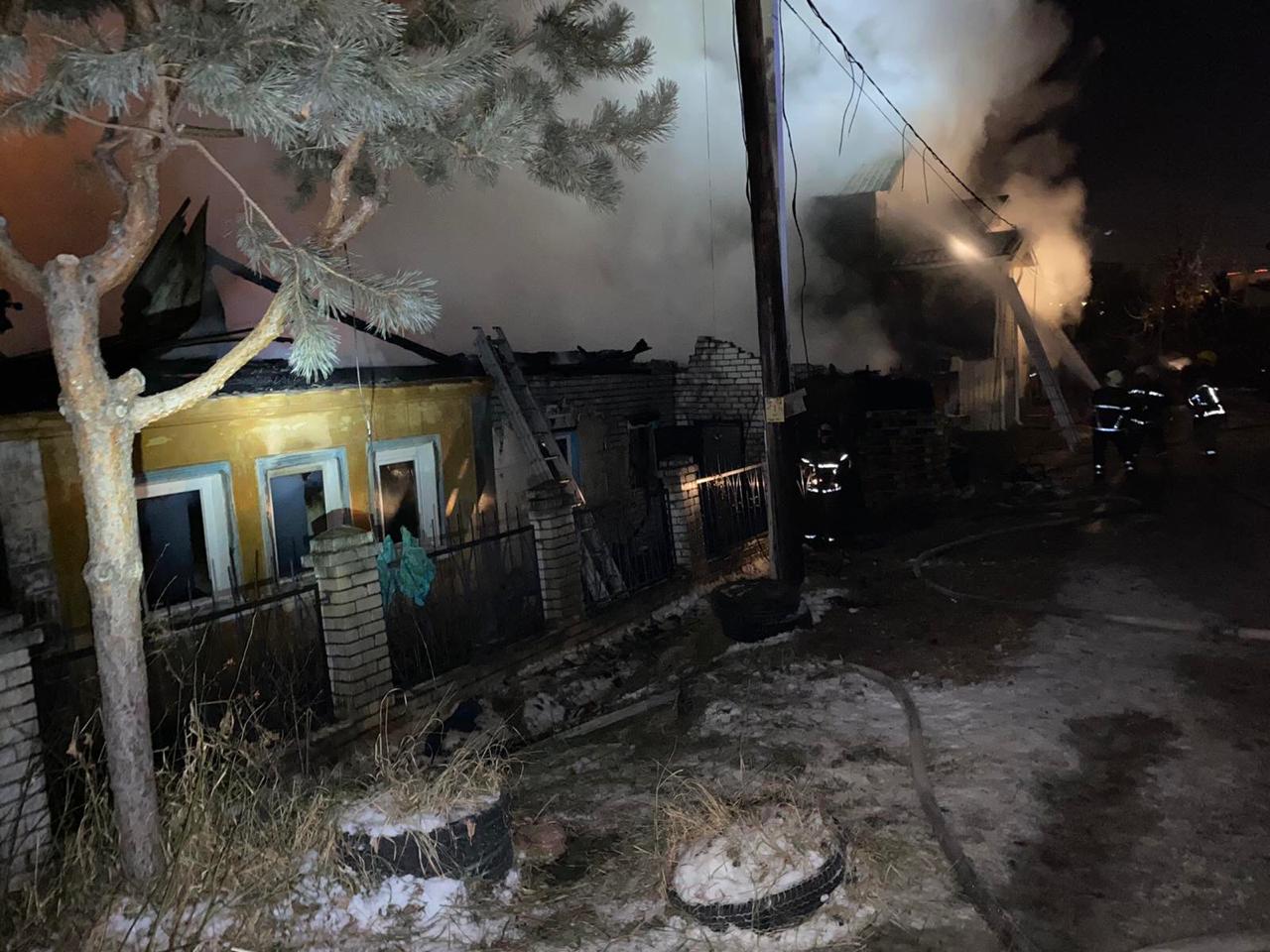 Горят два дома. Пожар в Нижнем Новгороде 5 декабря 2022. Пожар в Нижнем Новгороде сегодня ночью. Ночью сгорел дом. Разрушенный дом ночью.