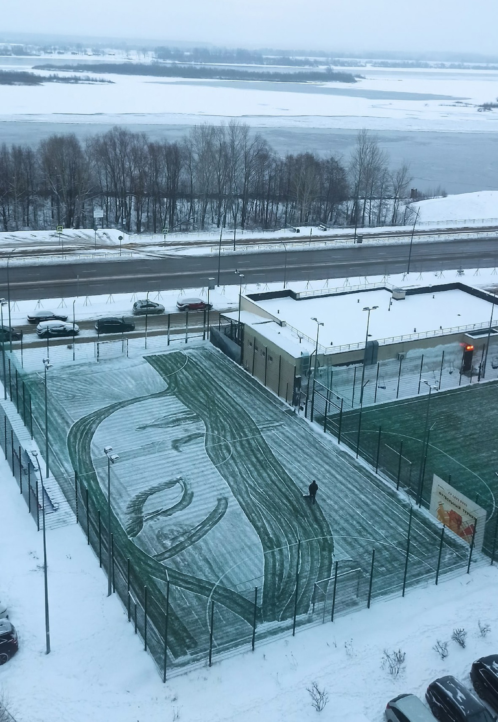 Нижегородцев удивил портрет девушки на футбольном поле у ЖК «Седьмое небо»  | 04.12.2023 | Нижний Новгород - БезФормата