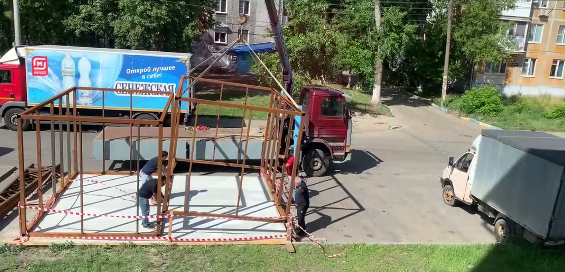 Ларек строят на парковке у жилого дома в Ленинском районе | 25.06.2024 |  Нижний Новгород - БезФормата