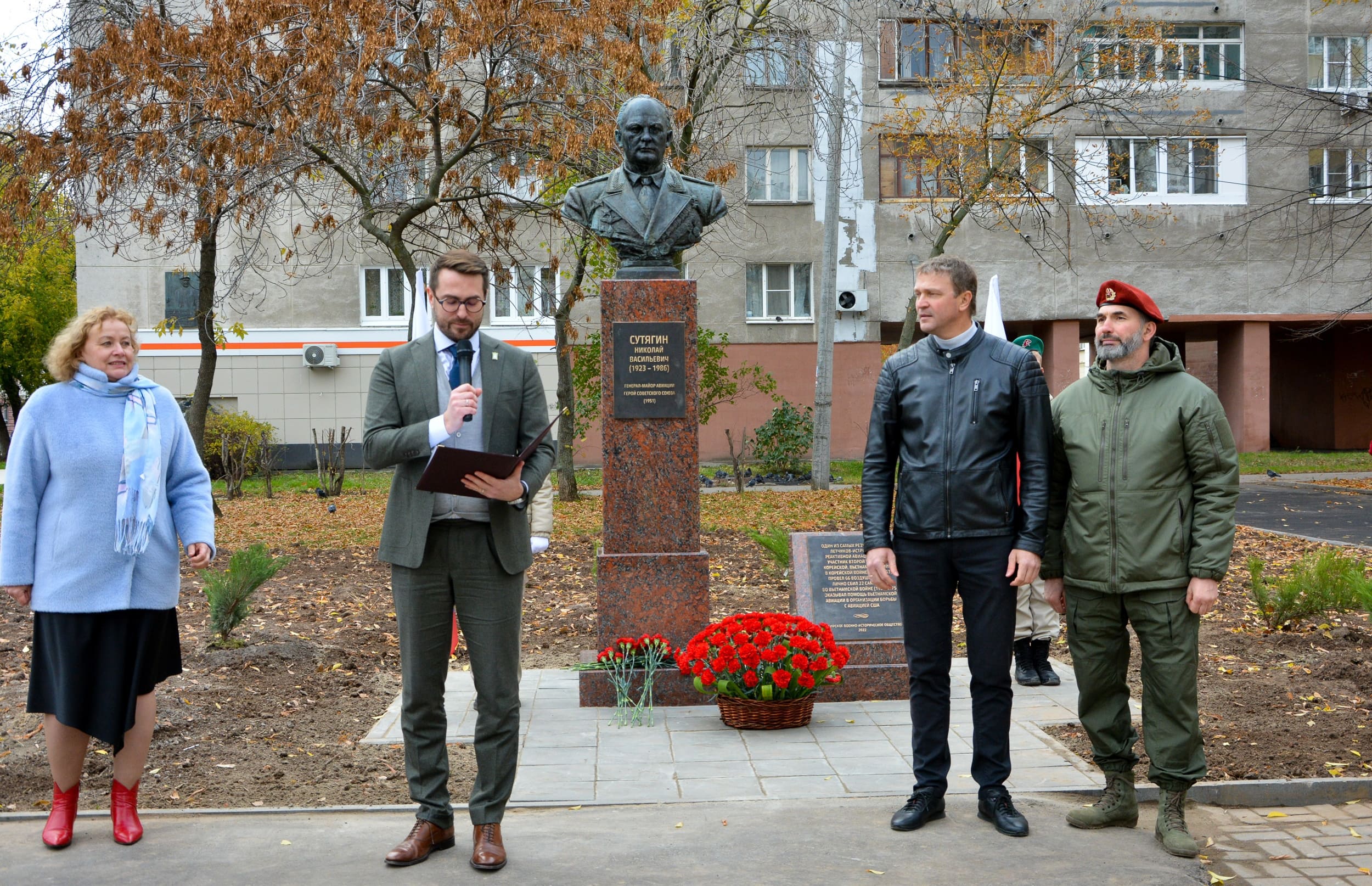 Бюст военного летчика Николая Сутягина установили в Нижнем Новгороде |  13.10.2022 | Нижний Новгород - БезФормата