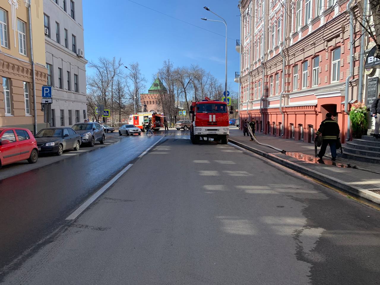 Нижегородская 15. Новгород улицы. Дорога около Кремля. Нижний Новгород центр. Каширская улица Нижний пожар.