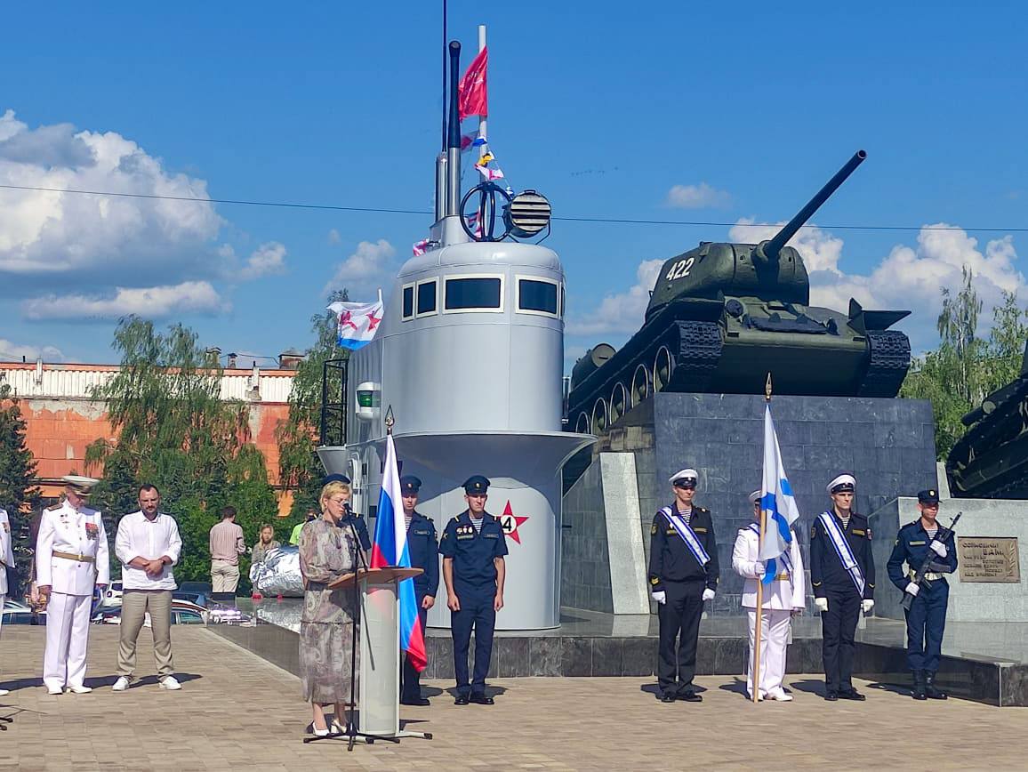 Установка новгород. Рубка подводной лодки. День ВМФ В Нижнем Новгороде. Памятник подводной лодке в Нижнем Новгороде. Подводная лодка Сормово.