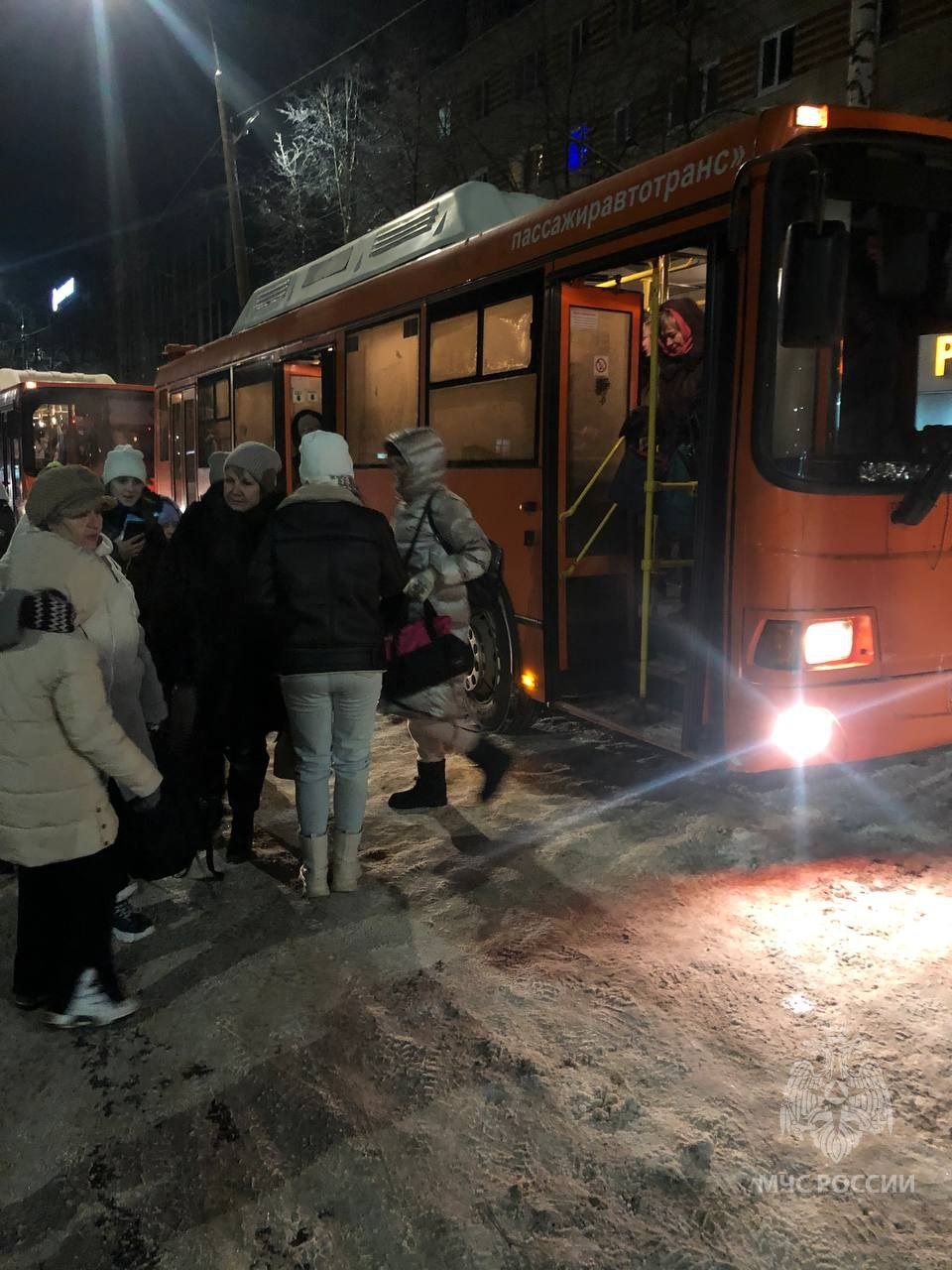 Замерзающих пассажиров сломавшегося автобуса спасли на трассе под Арзамасом  | 07.01.2023 | Нижний Новгород - БезФормата