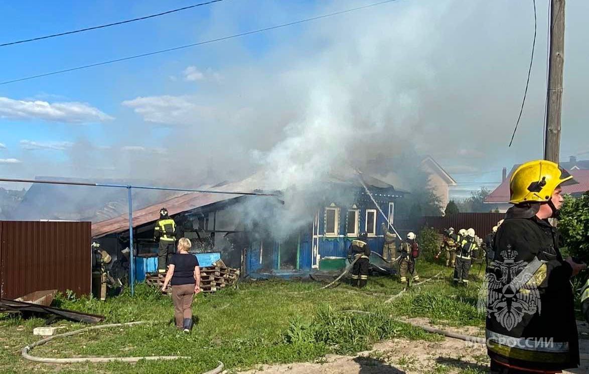 Жилой дом загорелся в Кузнечихе 11 июня | Открытый Нижний