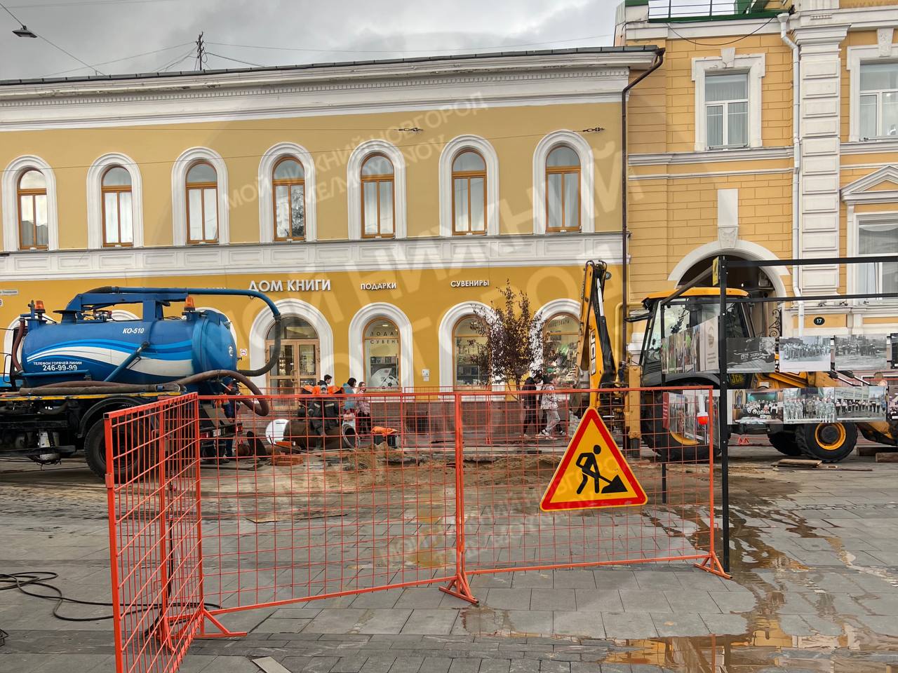 Свежеуложенную плитку пришлось вскрыть на Покровке из-за прорыва трубы |  Открытый Нижний