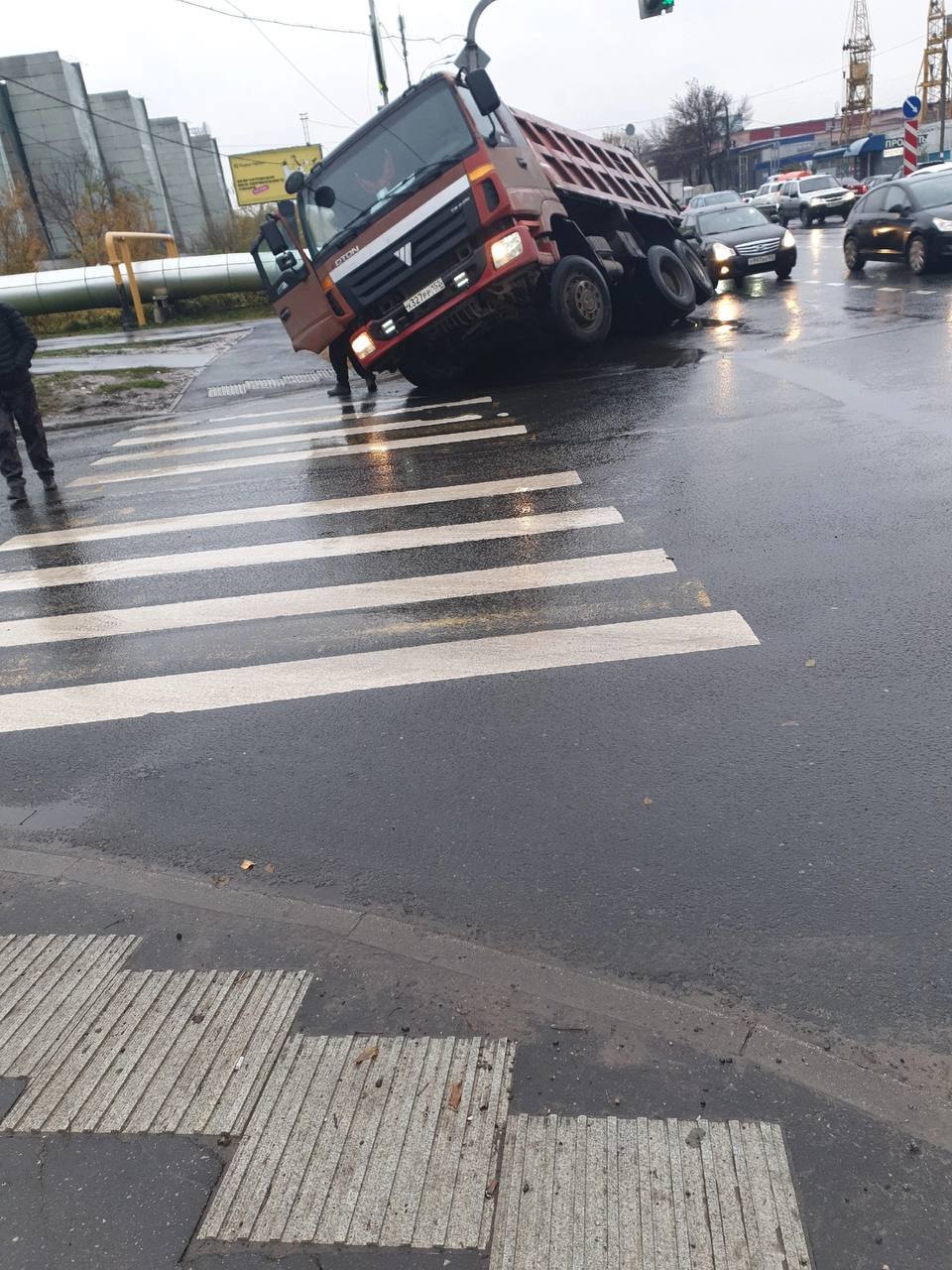 Груженый песком грузовик провалился в яму в Нижнем Новгороде | Открытый  Нижний