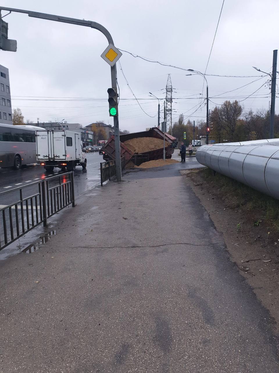 Груженый песком грузовик провалился в яму в Нижнем Новгороде | Открытый  Нижний