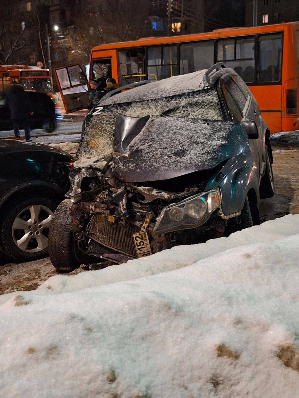 Внедорожник столкнулся с маршруткой на Автозаводе 26 января | 26.01.2024 | Нижний  Новгород - БезФормата