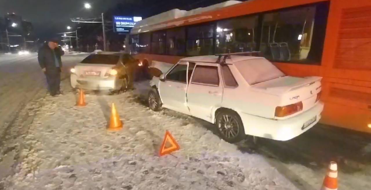 Автобус и две легковушки столкнулись на проспекте Гагарина в Нижнем  Новгороде | 05.02.2024 | Нижний Новгород - БезФормата