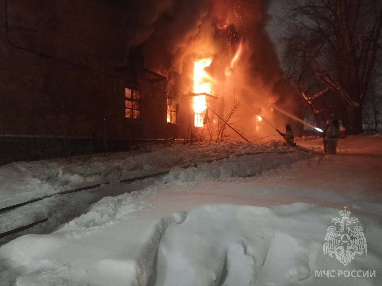 Заброшенный дом сгорел в Кстове ночью на 13 февраля | 13.02.2024 | Нижний  Новгород - БезФормата