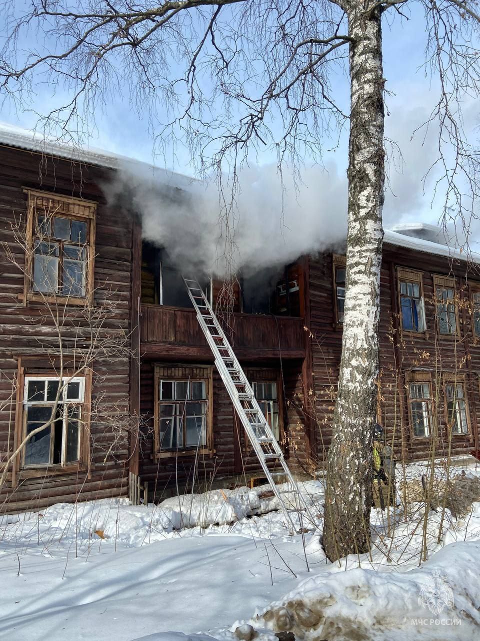 Расселенный дом загорелся на улице Усиевича в Нижнем Новгороде | 26.02.2024  | Нижний Новгород - БезФормата