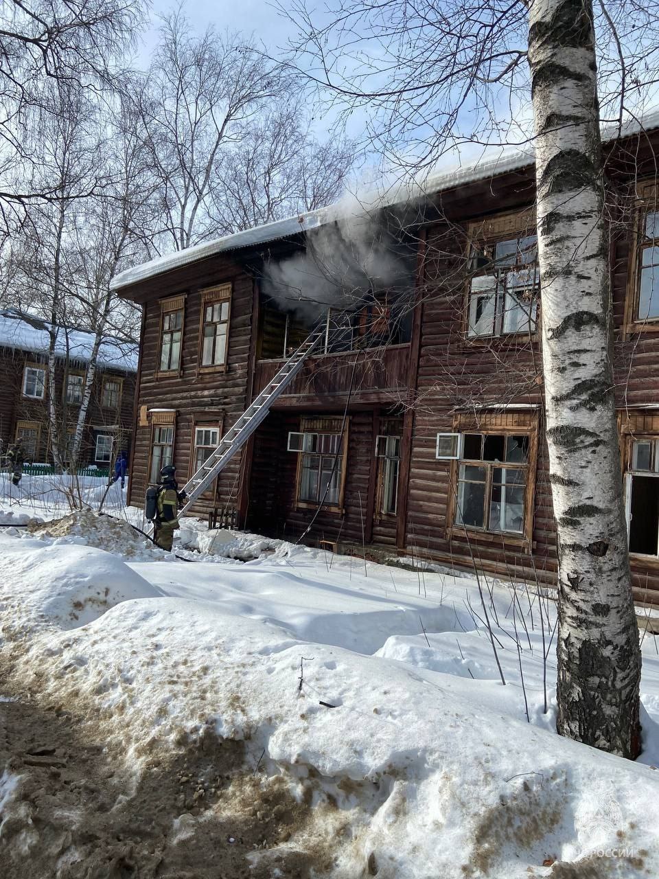 Расселенный дом загорелся на улице Усиевича в Нижнем Новгороде | 26.02.2024  | Нижний Новгород - БезФормата