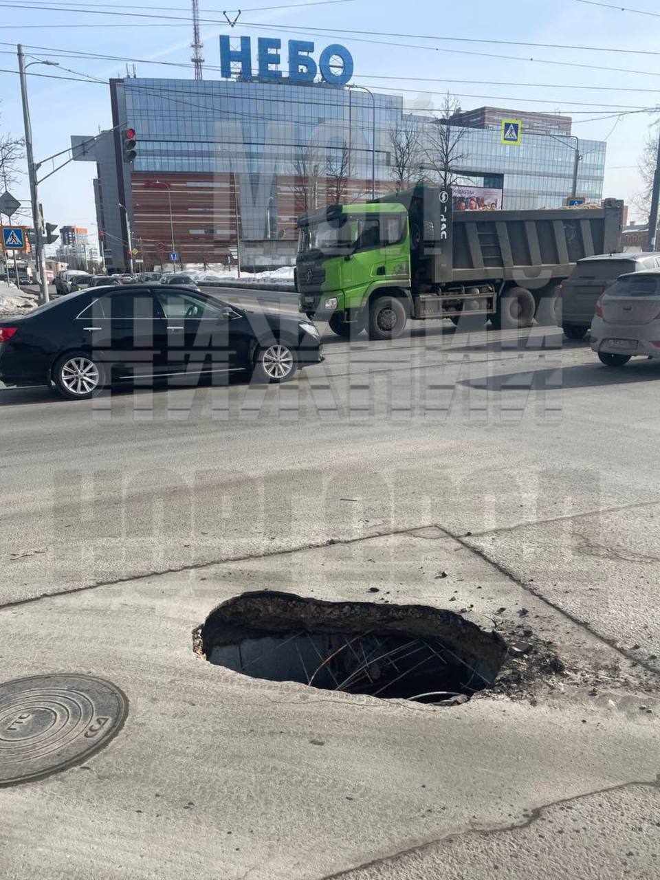 Огромный провал образовался на Ильинке в Нижнем Новгороде | 14.03.2024 |  Нижний Новгород - БезФормата