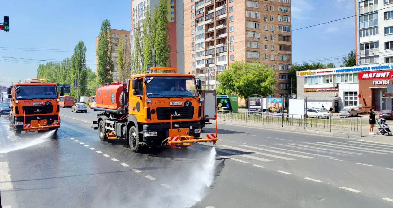 Дороги и растения усиленно поливают в Нижнем Новгороде из-за жары |  Открытый Нижний