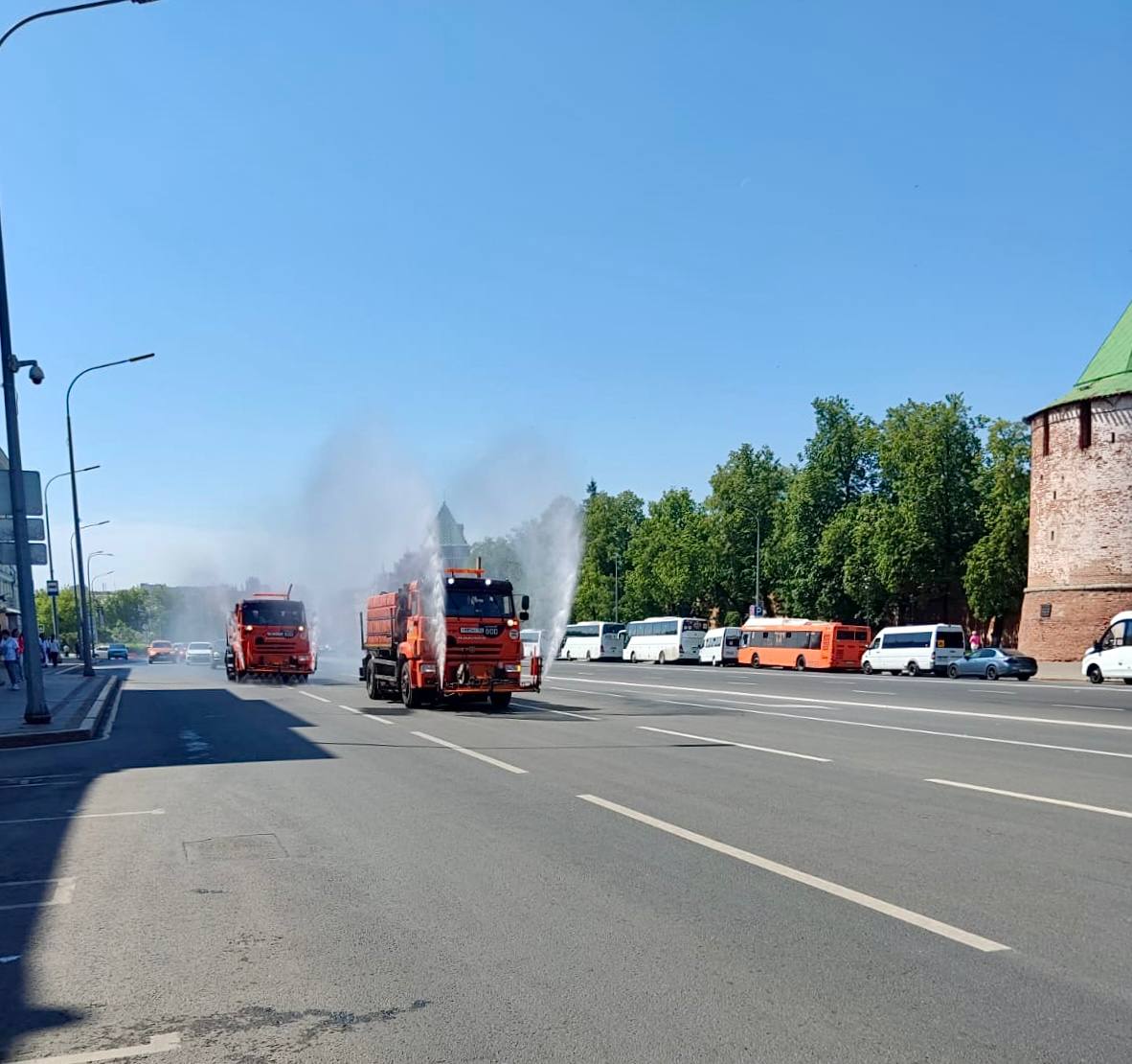 Дороги и растения усиленно поливают в Нижнем Новгороде из-за жары |  01.06.2024 | Нижний Новгород - БезФормата