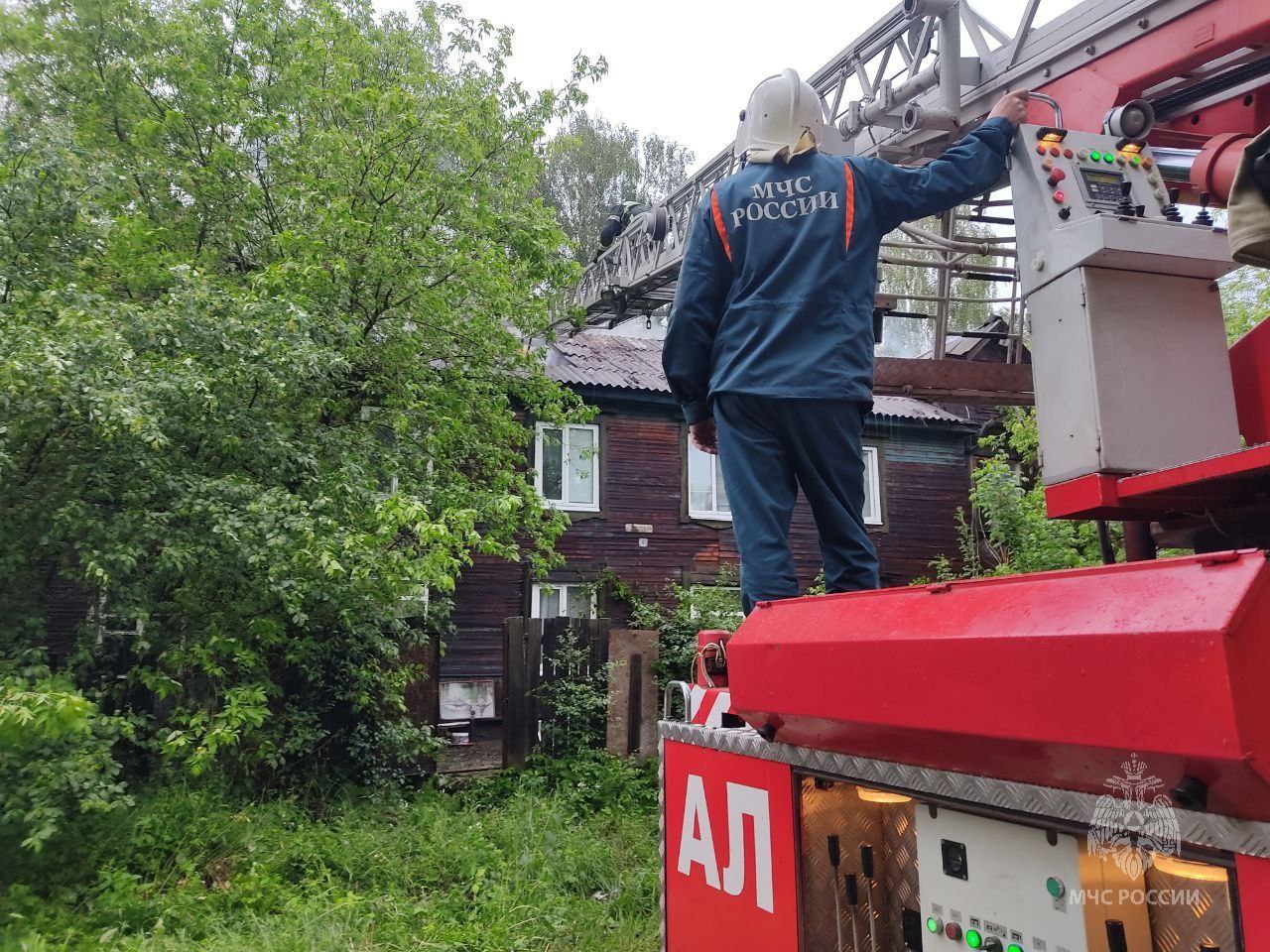 Деревянный дом загорелся в Балахне из-за удара молнии | 03.06.2024 | Нижний  Новгород - БезФормата