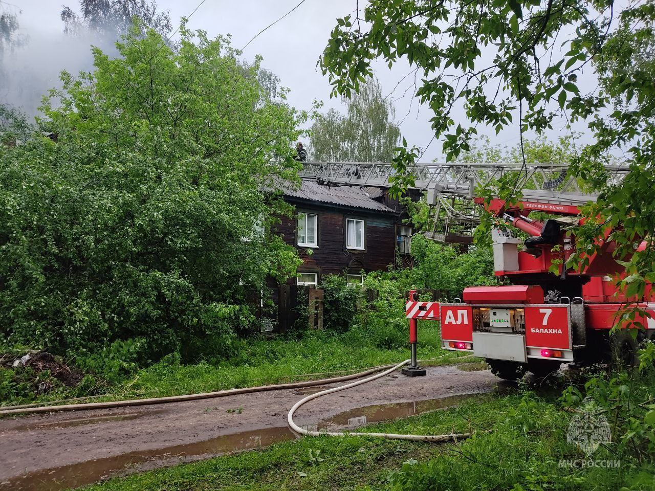 Деревянный дом загорелся в Балахне из-за удара молнии | 03.06.2024 | Нижний  Новгород - БезФормата