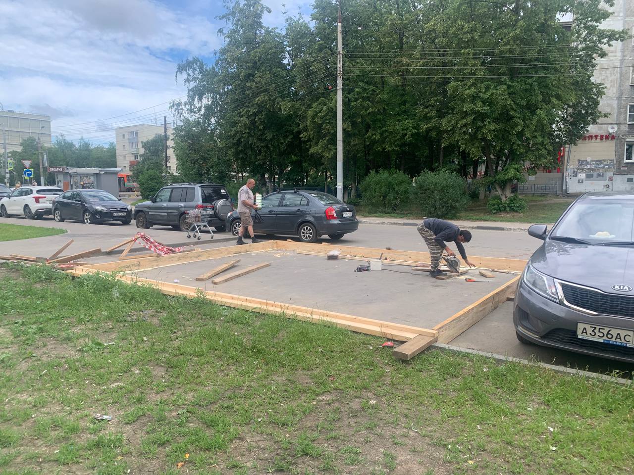 Ларек строят на парковке у жилого дома в Ленинском районе | 25.06.2024 |  Нижний Новгород - БезФормата