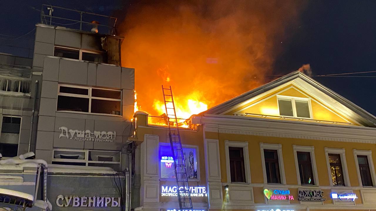 Оперативный штаб разворачивают на месте пожара на Большой Покровской |  08.12.2023 | Нижний Новгород - БезФормата