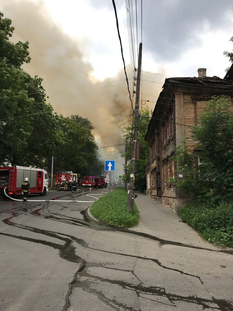 Деревянный дом загорелся на улице Шевченко в Нижнем Новгороде | Открытый  Нижний