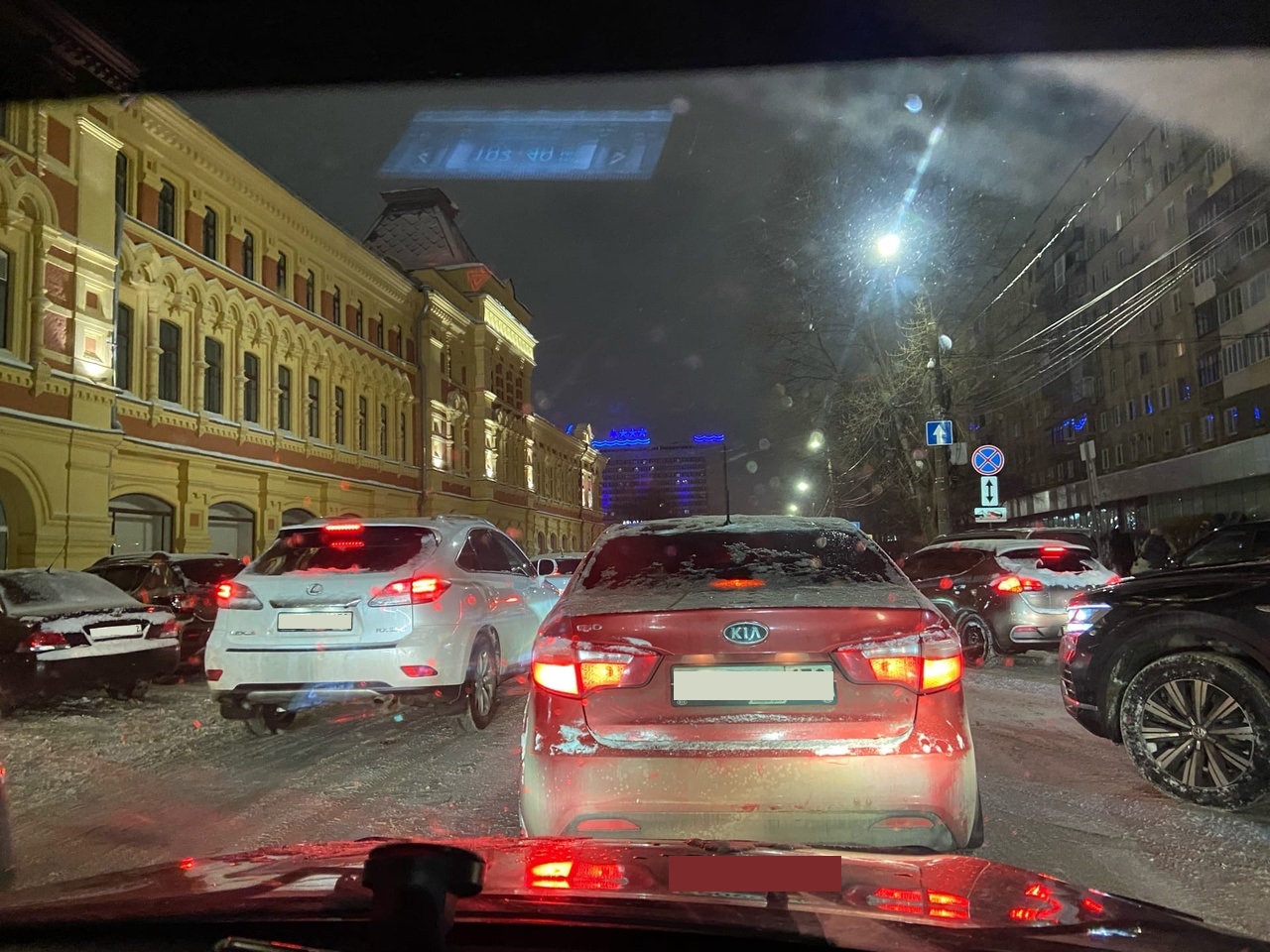 2 января вечером. Краснодарские уличные рекламы и пробки вечером. Когда в Вологде заканчиваются пробки вечером.
