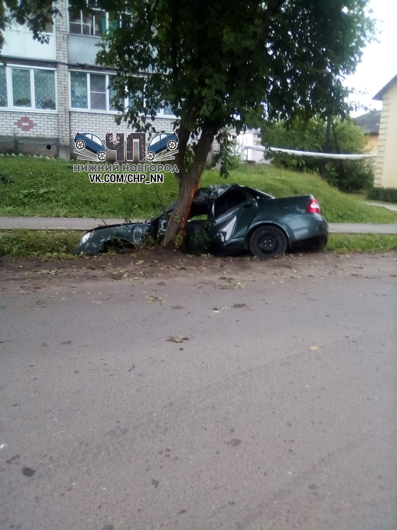 В Шахунье 22-летний водитель врезался в дерево и попал в больницу  Открытый Нижний